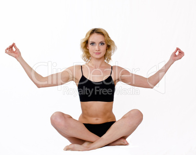 Frau im Lotossitz Yoga Sonnengruß