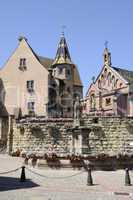 Brunnen, Burg und Kapelle in Eguisheim, Elsass