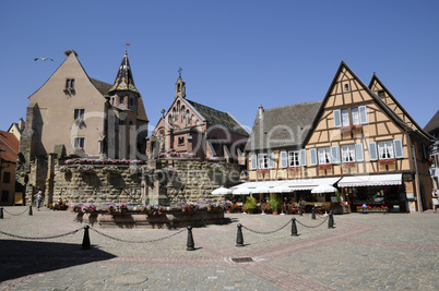 Brunnen, Burg und Kapelle in Eguisheim, Elsass