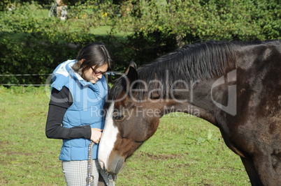 Junge Frau mit Pferd