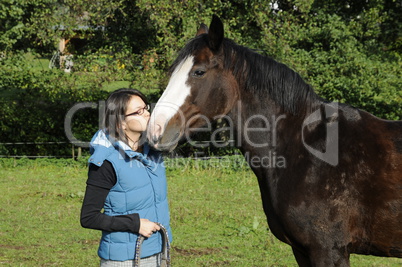 Junge Frau mit Pferd