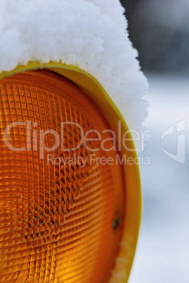 Baustellenlampe im Schnee