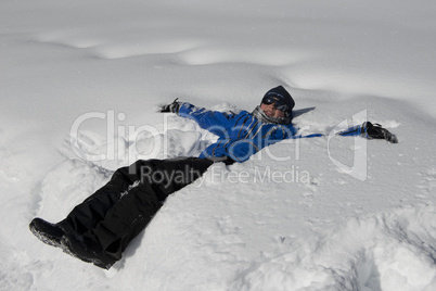 Teenager lying down into the Snow
