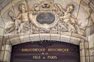 Eingang der historischen Bibliothek Hotel de Lamoignon in Paris,