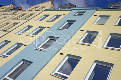 fassaden von mehrfamilienhäusern in kiel, deutschland