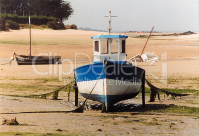 fischerboot bei ebbe