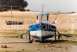 fischerboot bei ebbe