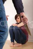 Der Mann bedroht seine Freundin mit einem Messer