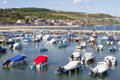 Boote im Hafen von Lyme Regis, Großbritannien