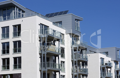 Fassade eines modernen Mehrfamilienhauses