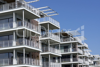 Fassade eines modernen Mehrfamilienhauses