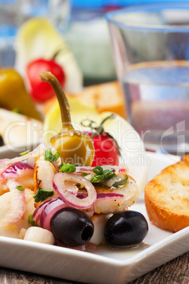 Griechischer Salat von gegrillten Tintenfisch