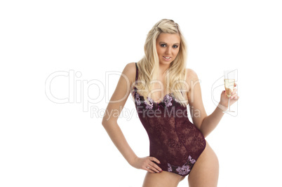 Junge Frau in einer Corsage mit Champagner