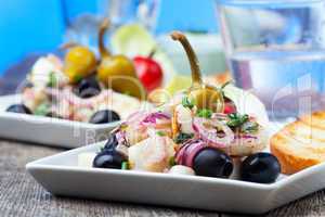 Griechischer Salat vom gegrillten Tintenfisch