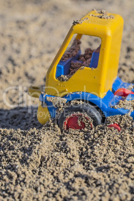 Spielzeugauto im Sandkasten
