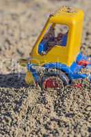 Spielzeugauto im Sandkasten