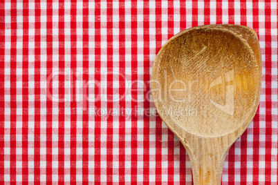 Antiker Kochlöffel aus Holz mit Hintergrund rot weiß