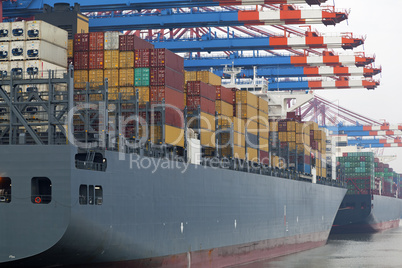 Containerschiffe im Hafen von Hamburg, Deutschland