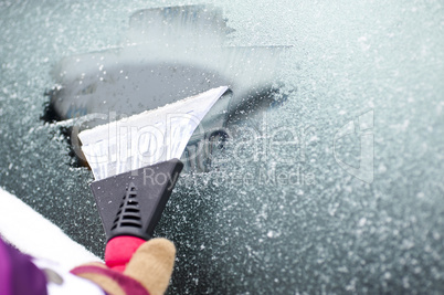 cleaning car windows