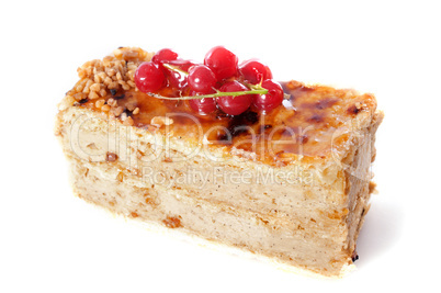 praline cake with red currants