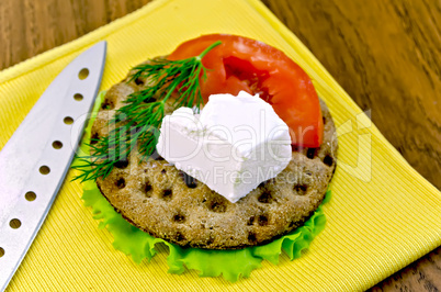 Feta piece with tomato on crispbread
