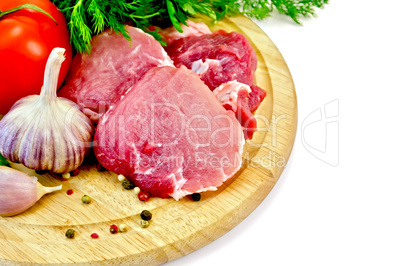 Meat slices on a round plate with vegetables