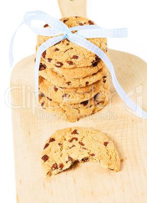 angebissener cookie vor einem stapel cookies