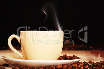 dampfende tasse kaffee mit kaffeebohnen