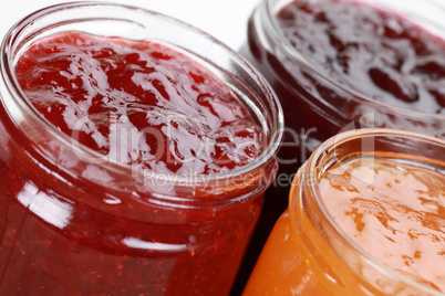 Marmelade in Gläsern