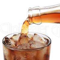 Cola wird in ein Glas gegossen, Freisteller