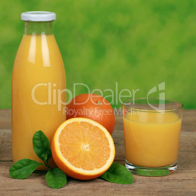 Orangensaft und Orangen