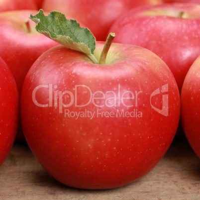 Roter Apfel mit Blatt