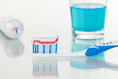 Zahnpasta und Mundspülung