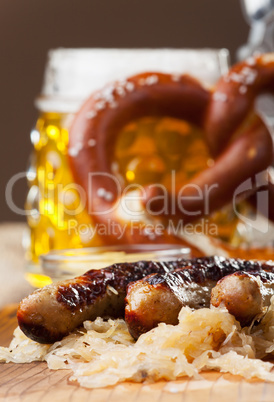 gegrillte würstchen mit sauerkraut