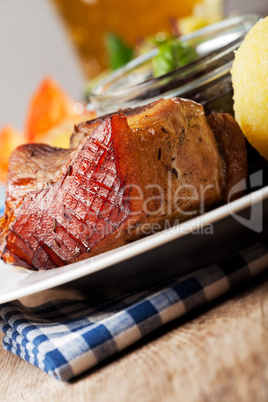 bayerischer Schweinebraten mit Knödel