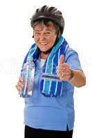 Ältere Radfahrerin mit Wasserflasche