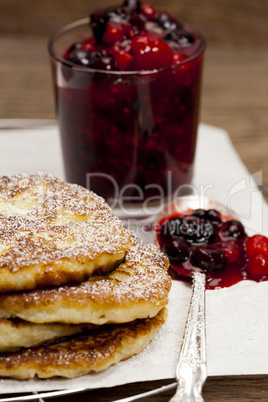 Dessert mit Beerengrütze