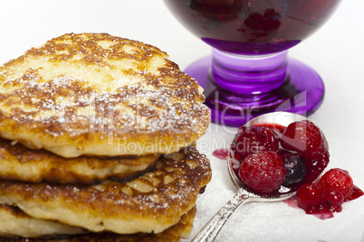 Nahaufnahme Beerengrütze mit Milchreispuffern