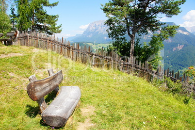 Holzbank in den Dolomiten