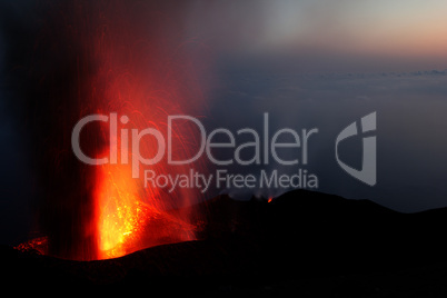 eruption of mount Strombli volcano