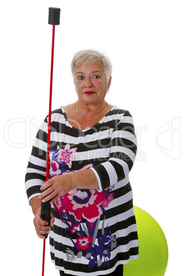 Seniorin mit Schwingstab und Gymnastikball