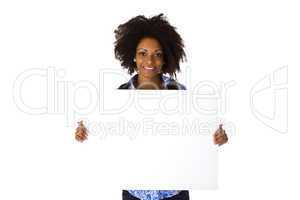 Attraktive Afroamerikanierin mit Werbetafel