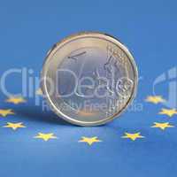 Ein Euro Münze auf EU Flagge
