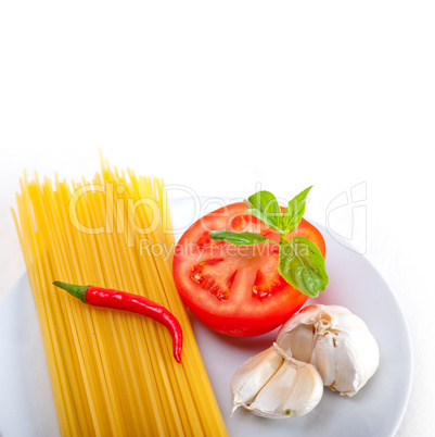 Italian spaghetti pasta tomato ingredients