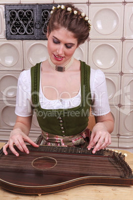 Junges Bayerisches Mädchen beim Zither spielen