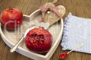 Granatapfel mit Herzausschnitt