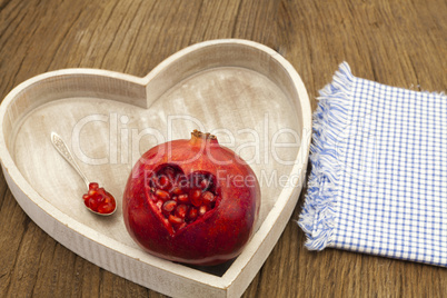 Granatapfel auf Tablett