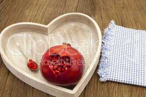 Granatapfel auf Tablett