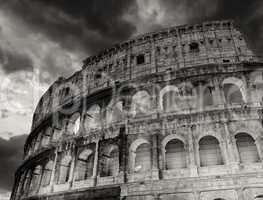 Wonderful view of Colosseum in all its magnificience - Autumn su