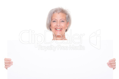 Seniorin mit Werbetafel